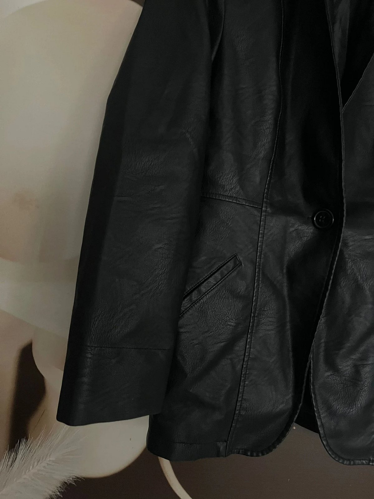 Blazer de corte justo em imitação de couro preto - photo 4