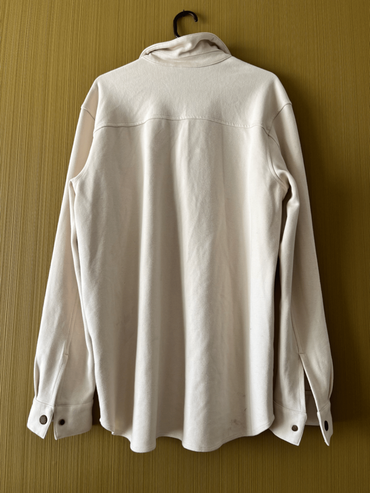 Camisa beige con botones - photo 2