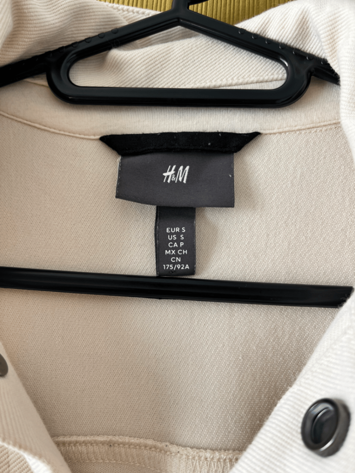 Camisa beige con botones - photo 3