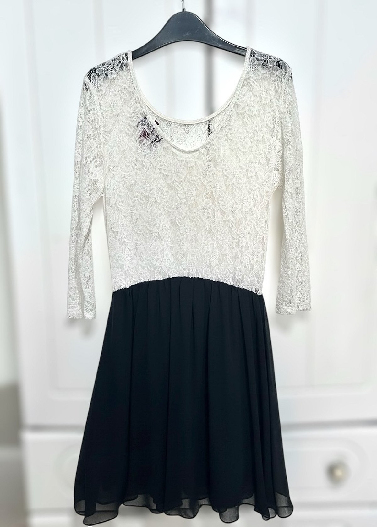 Vestido con corpiño de encaje y falda en contraste - photo 2