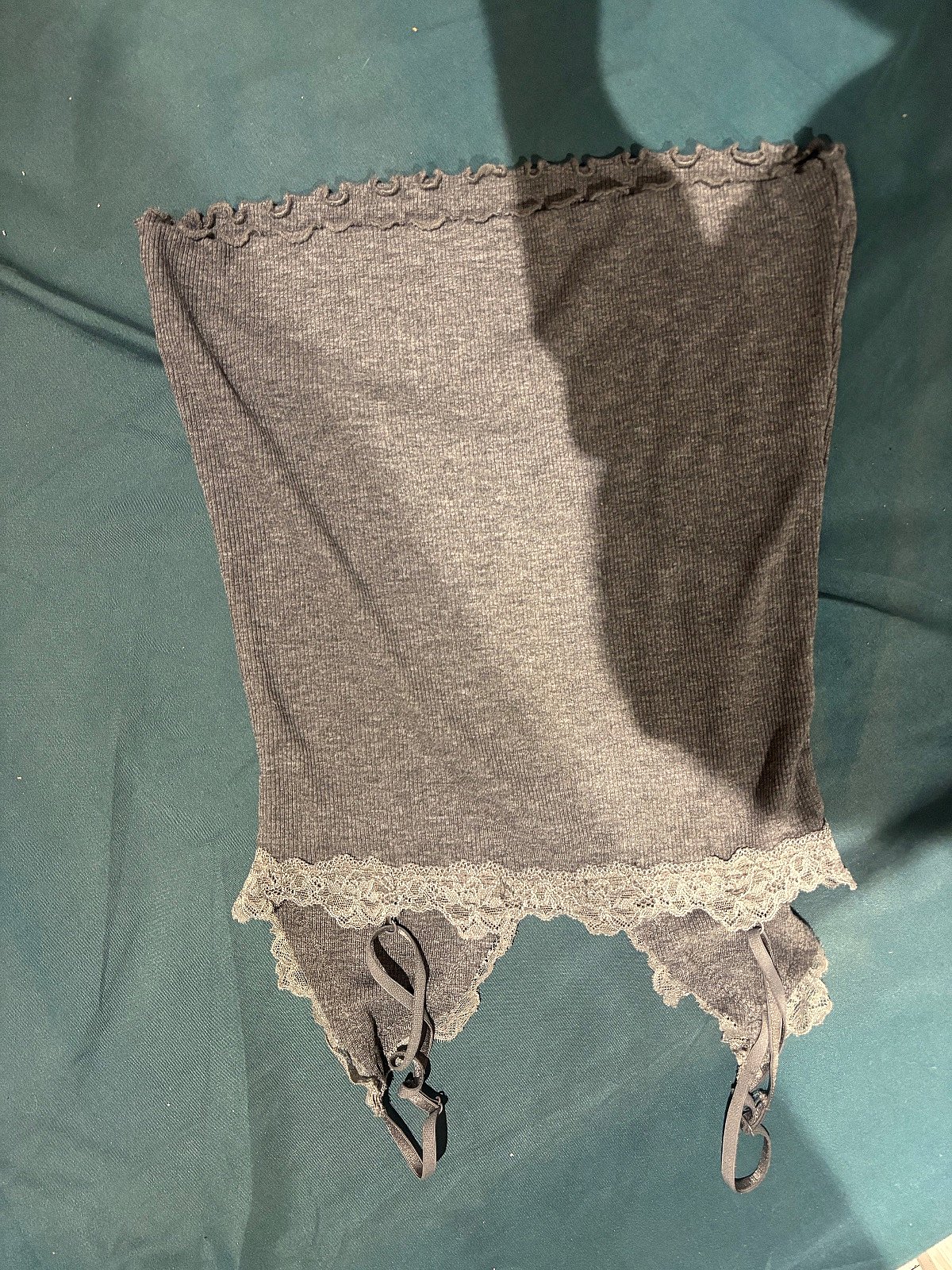 Camiseta sin mangas gris con canalé y ribete de encaje - photo 3