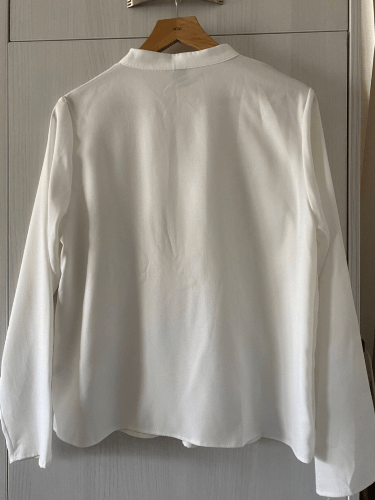 Blusa blanca de manga larga con corte láser - photo 2