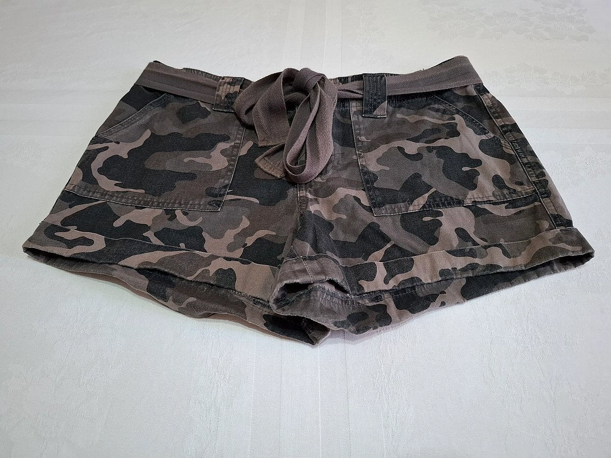 Pantaloncini utility mimetici con cintura di Dorothy Perkins - photo 2