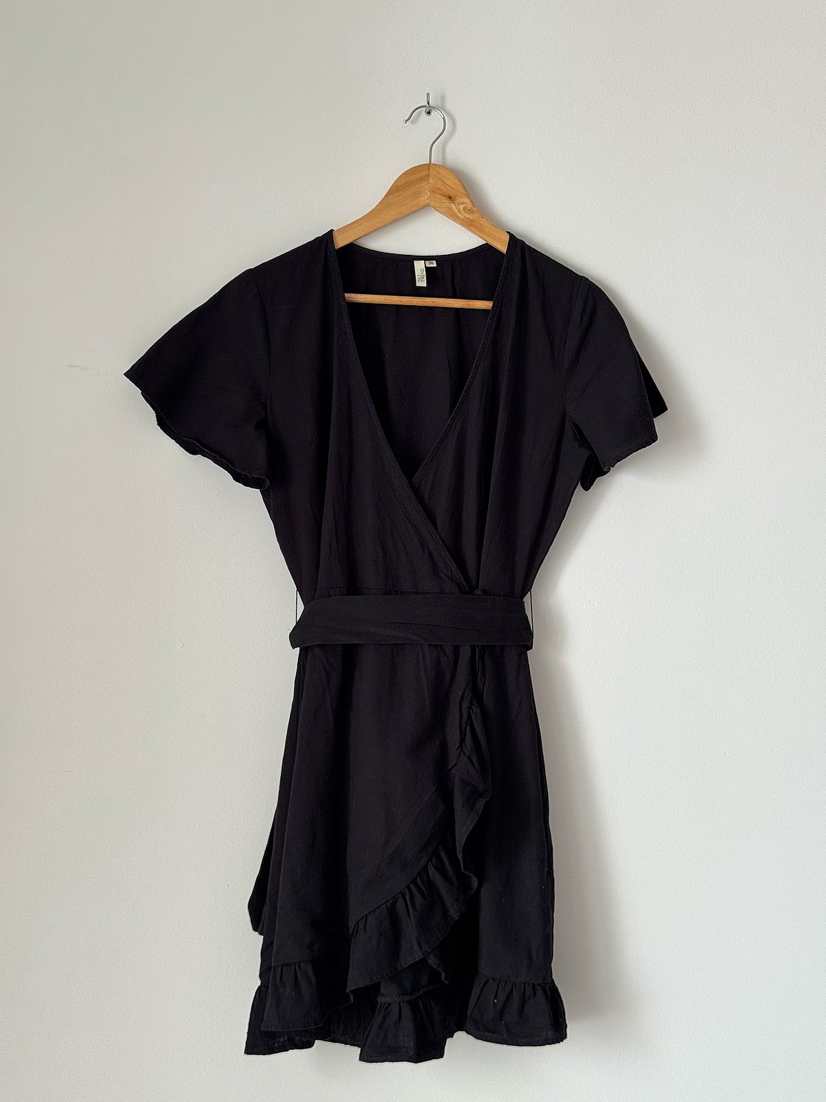 Minivestido negro cruzado con volantes - photo 2
