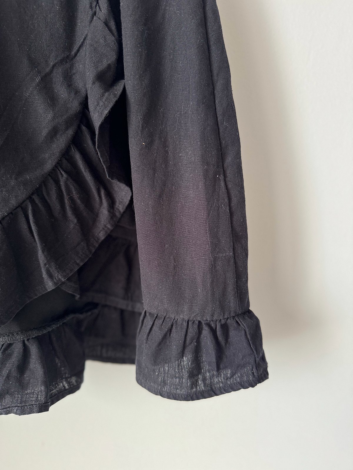 Minivestido negro cruzado con volantes - photo 3