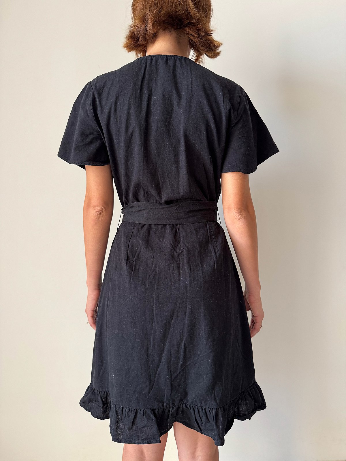 Minivestido negro cruzado con volantes - photo 8