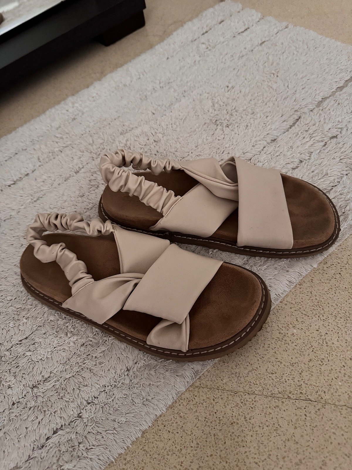 Sandlijiet ċatti b'ċineg elastiċi beige - photo 2
