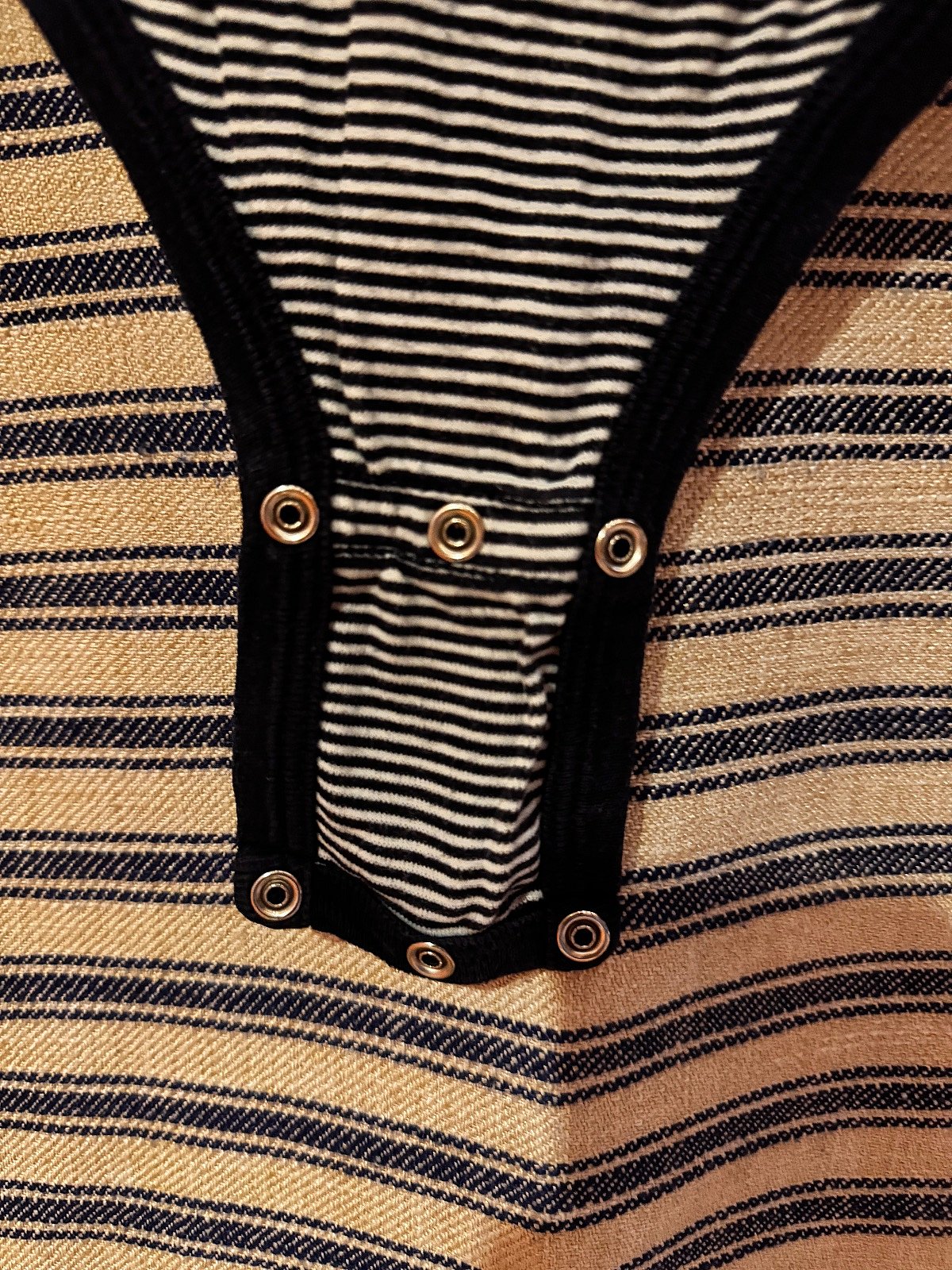 Bodysuit tat-trabi bi kmiem twal strixxati - photo 3