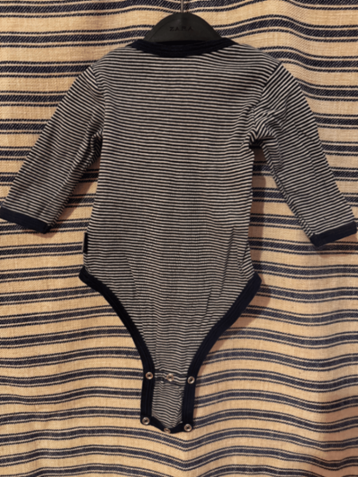Bodysuit tat-trabi bi kmiem twal strixxati - photo 2