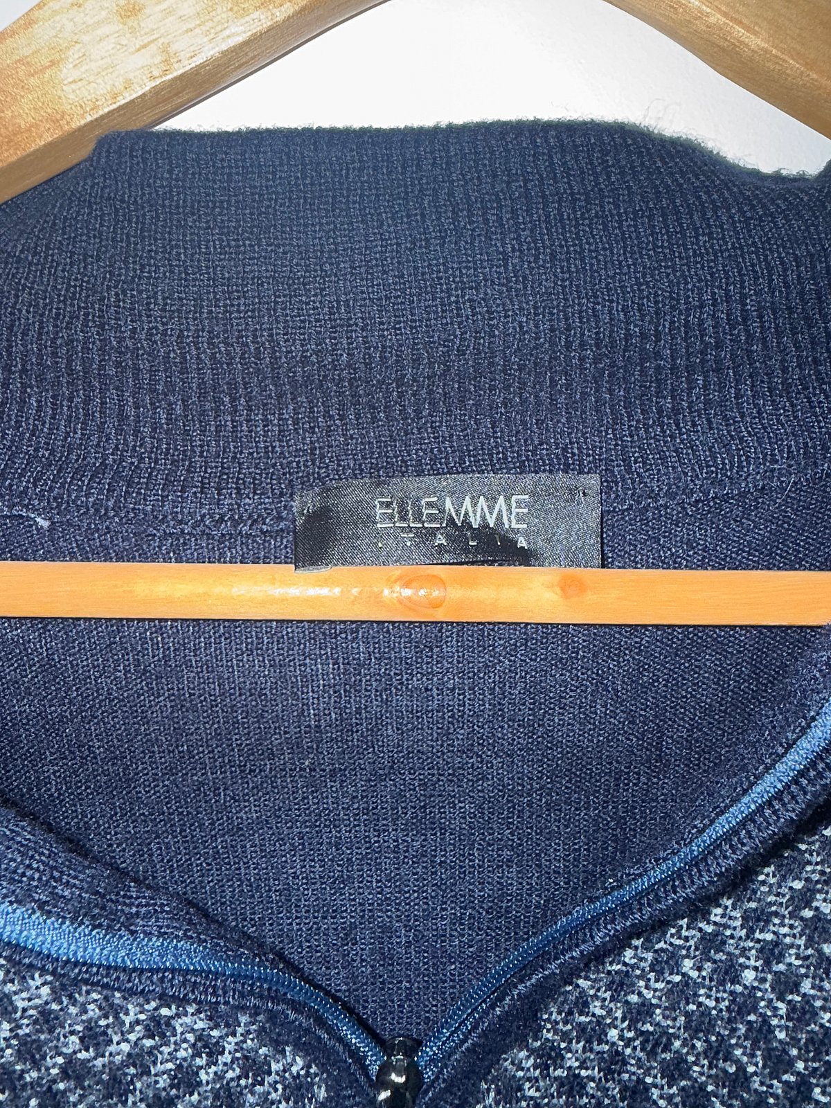 Maglione con collo a zip e motivo blu di Ellemmé Italia - photo 4