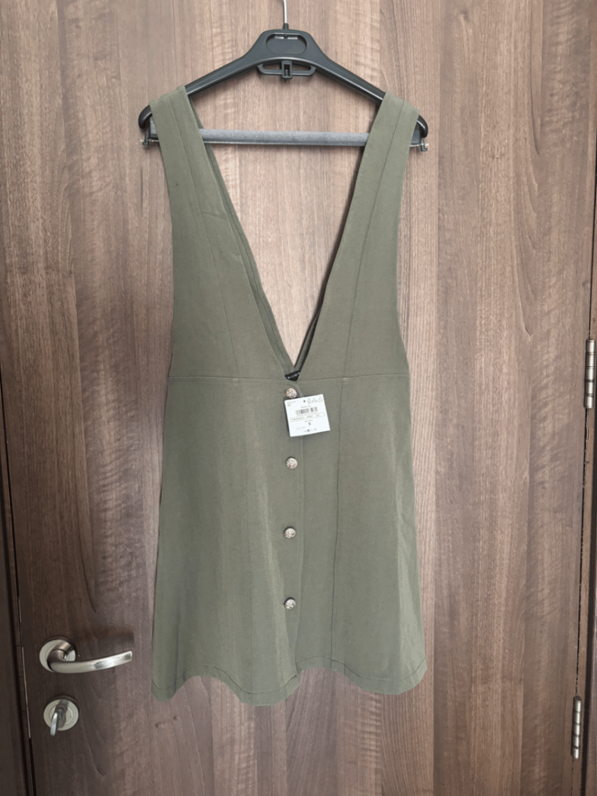 Vestido peto caqui con escote en V y botones - photo 2