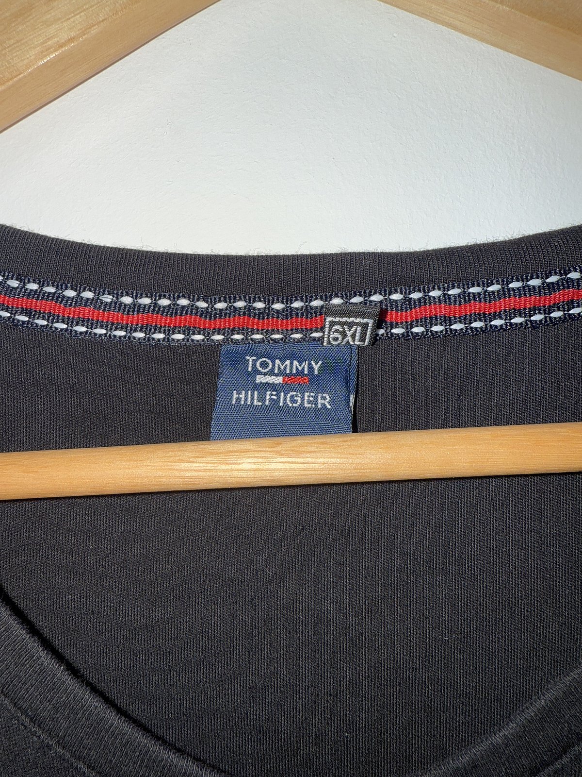 Camiseta con el logotipo de Tommy Hilfiger - photo 4