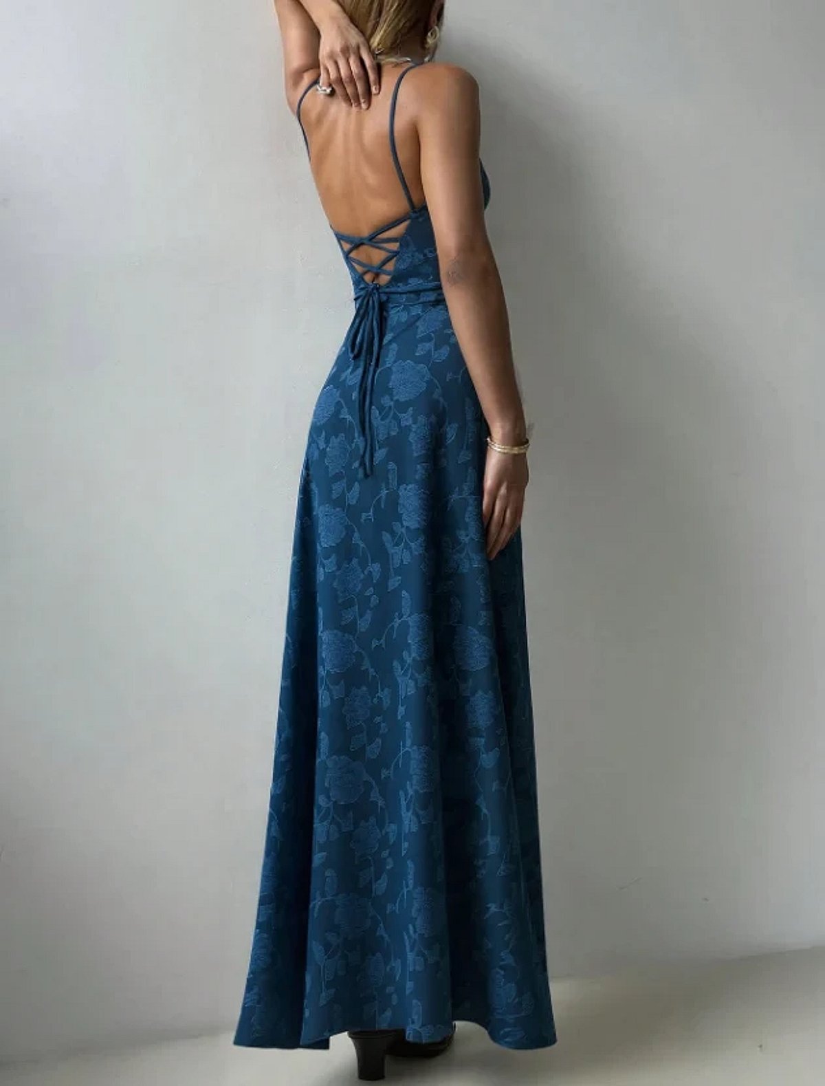 Vestido lencero largo azul con estampado floral - photo 2