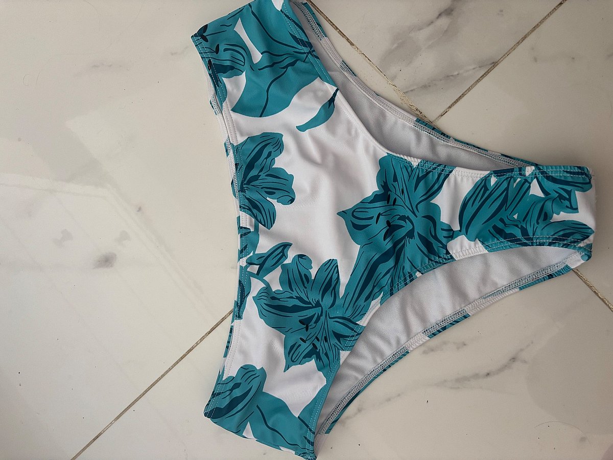 Bikini de estampado floral con pareo - photo 2