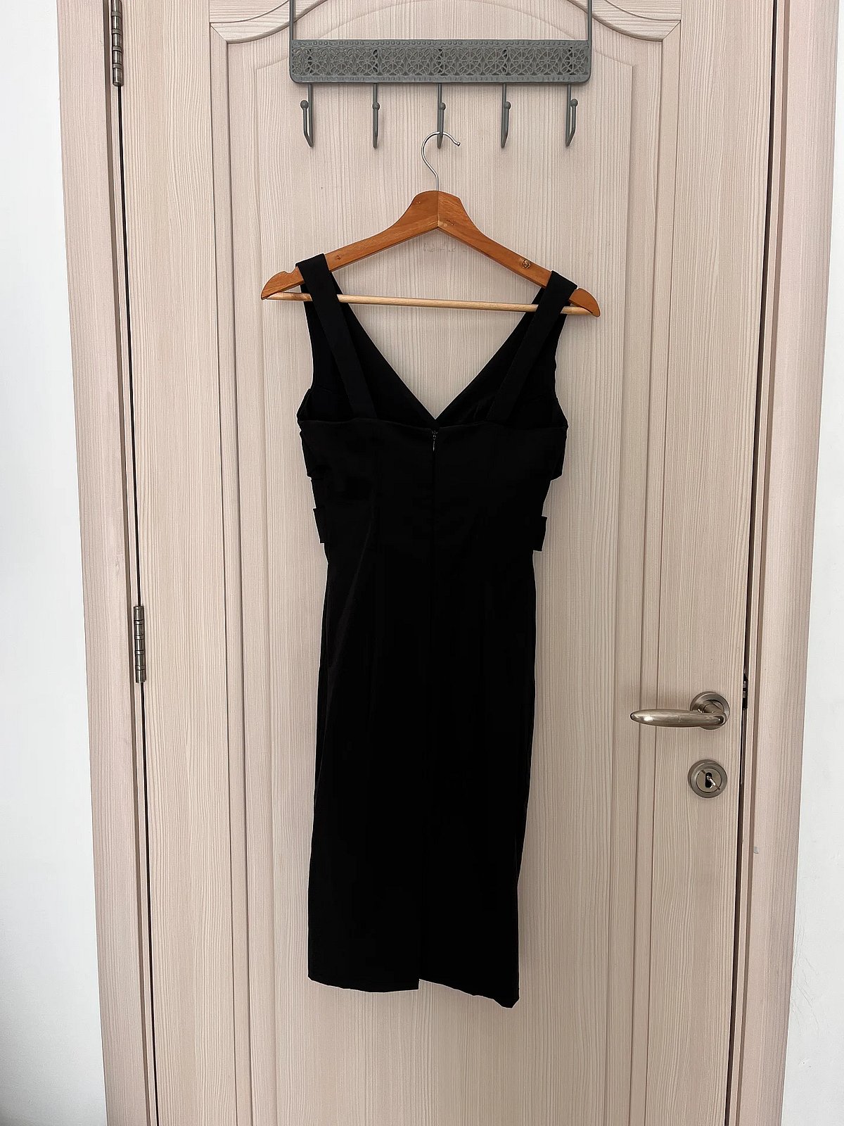Elegante vestido negro cruzado por delante - photo 2
