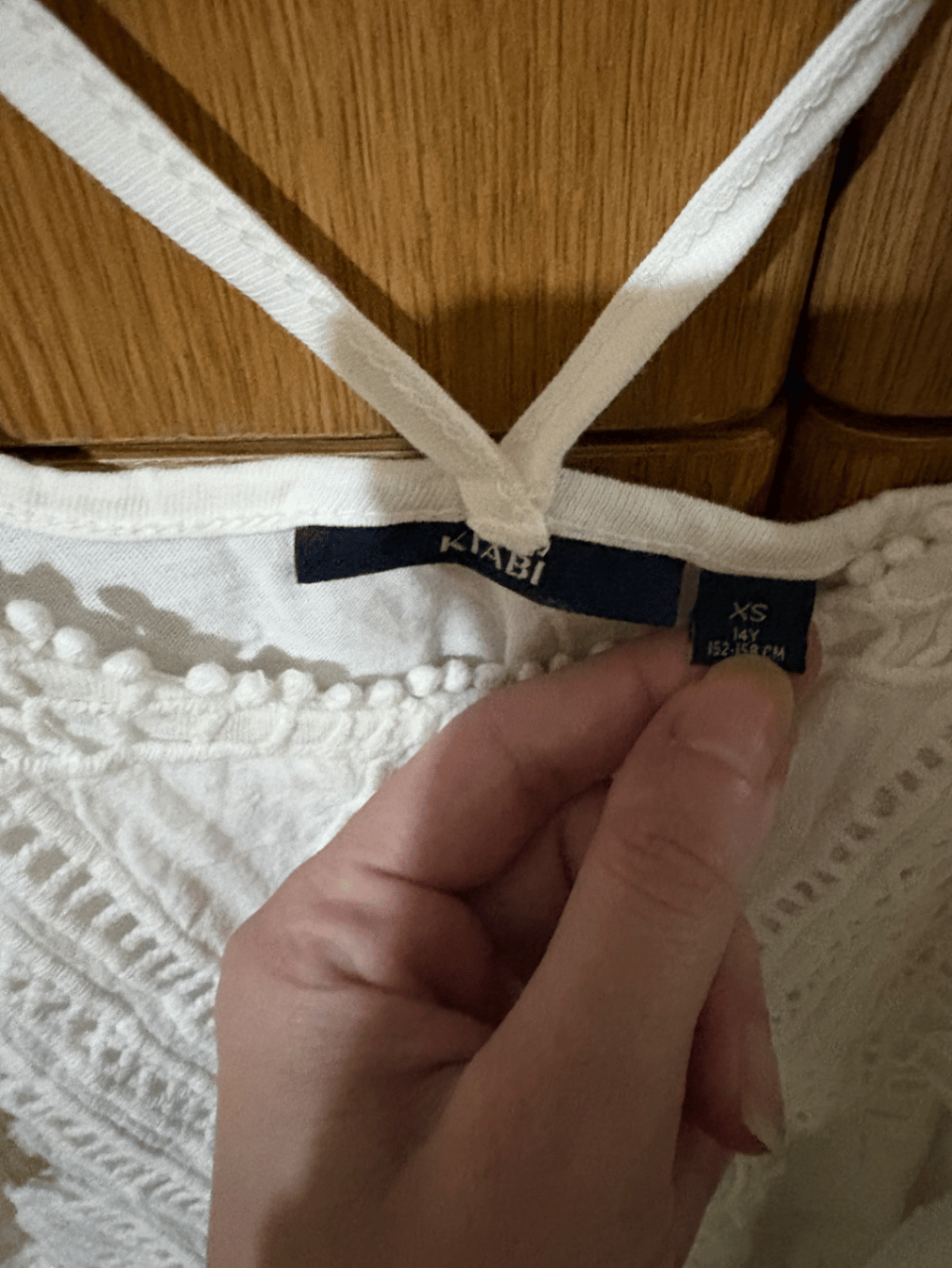 Top con spalline e dettagli in pizzo bianco - photo 2