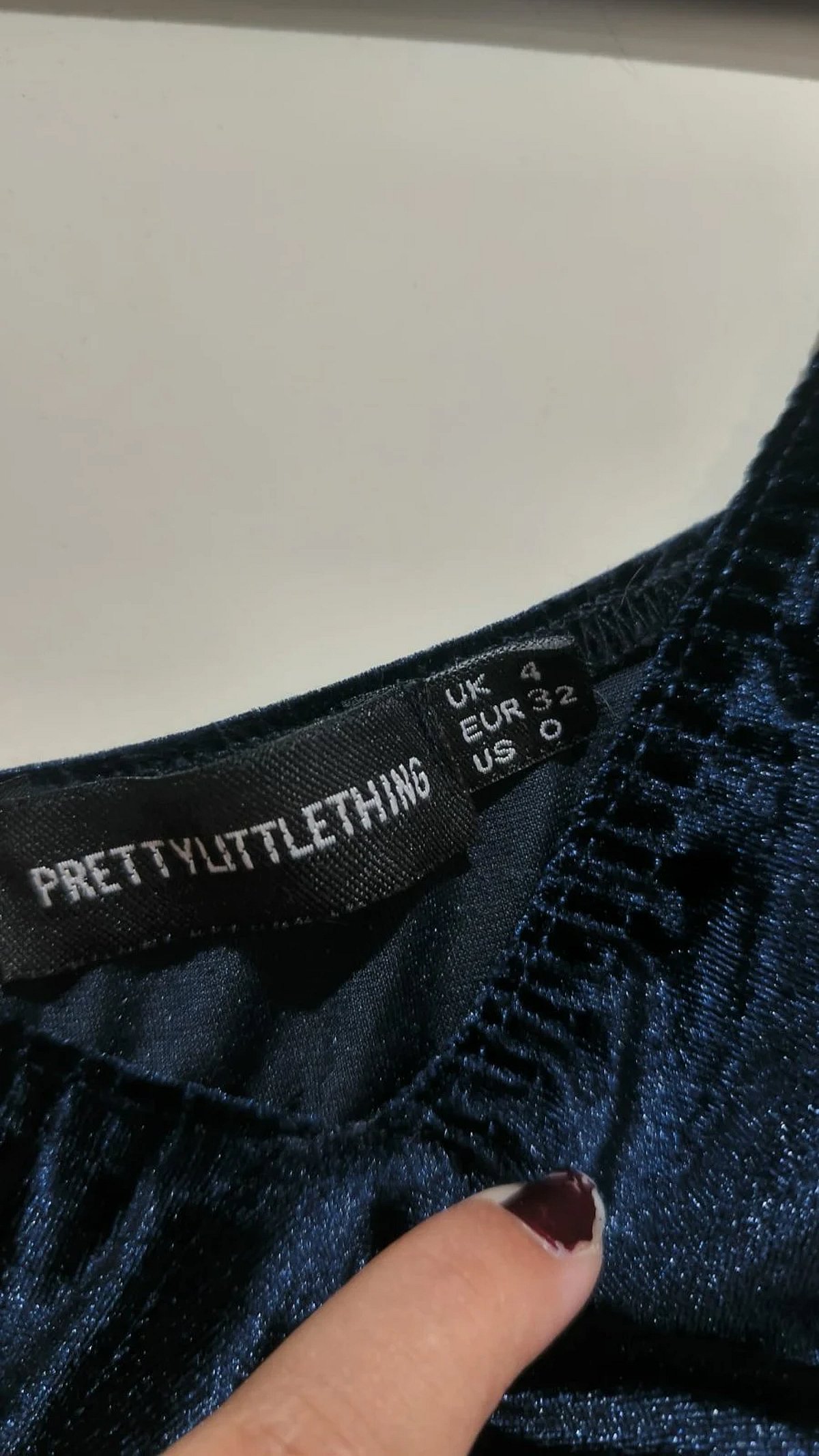 PrettyLittleThing velvet navy crop top - photo 2