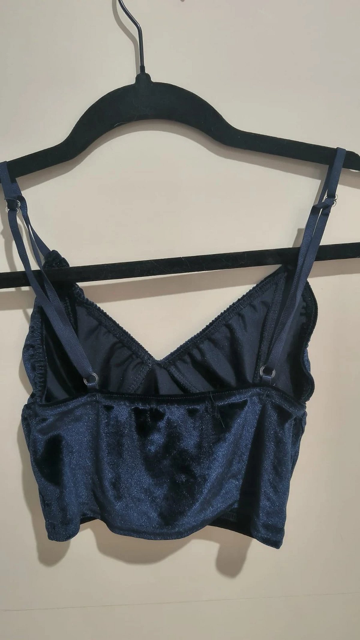 PrettyLittleThing velvet navy crop top - photo 3