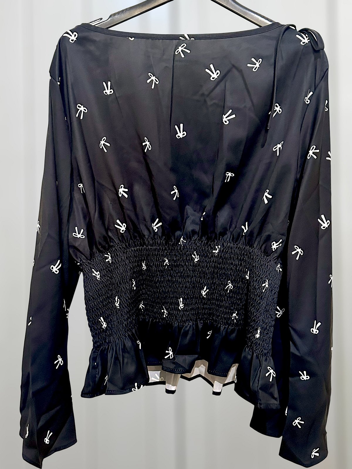 Blusa nova da Shein Curve, de manga comprida, em preto, com estampado de laços brancos e decote redondo com laços - photo 2