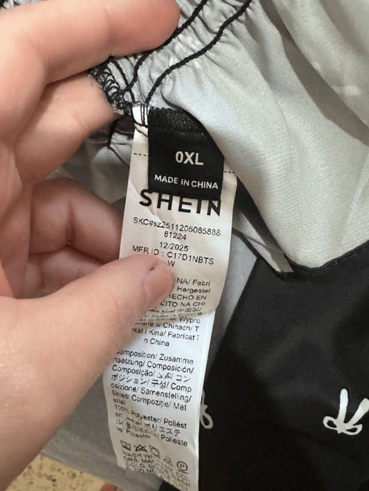 Blusa nova da Shein Curve, de manga comprida, em preto, com estampado de laços brancos e decote redondo com laços - photo 3
