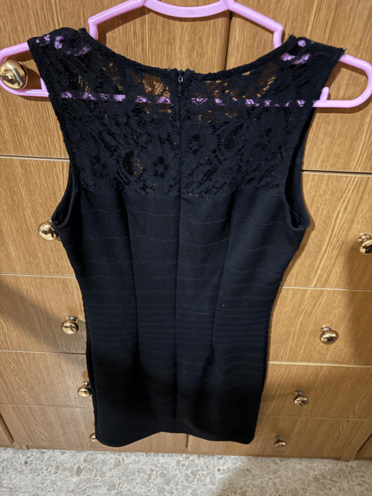 Vestido ajustado negro con paneles de encaje - photo 2