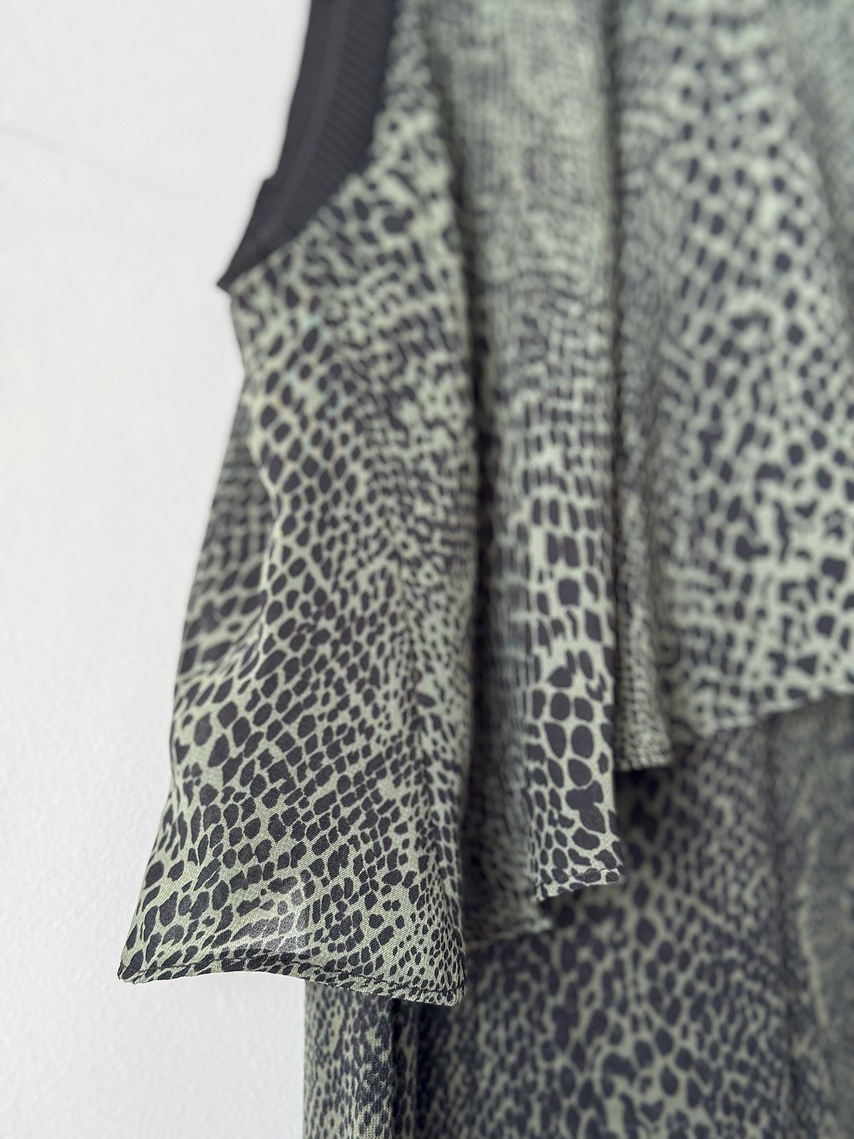 Snakeskin Print Ruffle Dress - photo 4