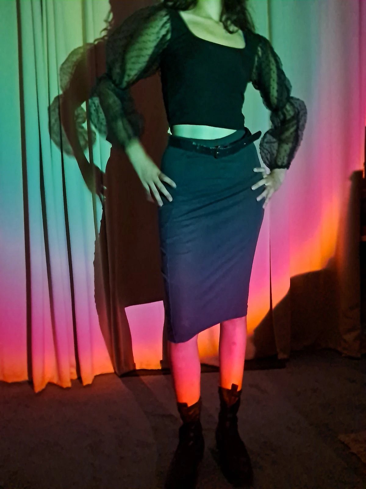Top corto negro acanalado de New Look con mangas transparentes con lunares suizos - photo 4