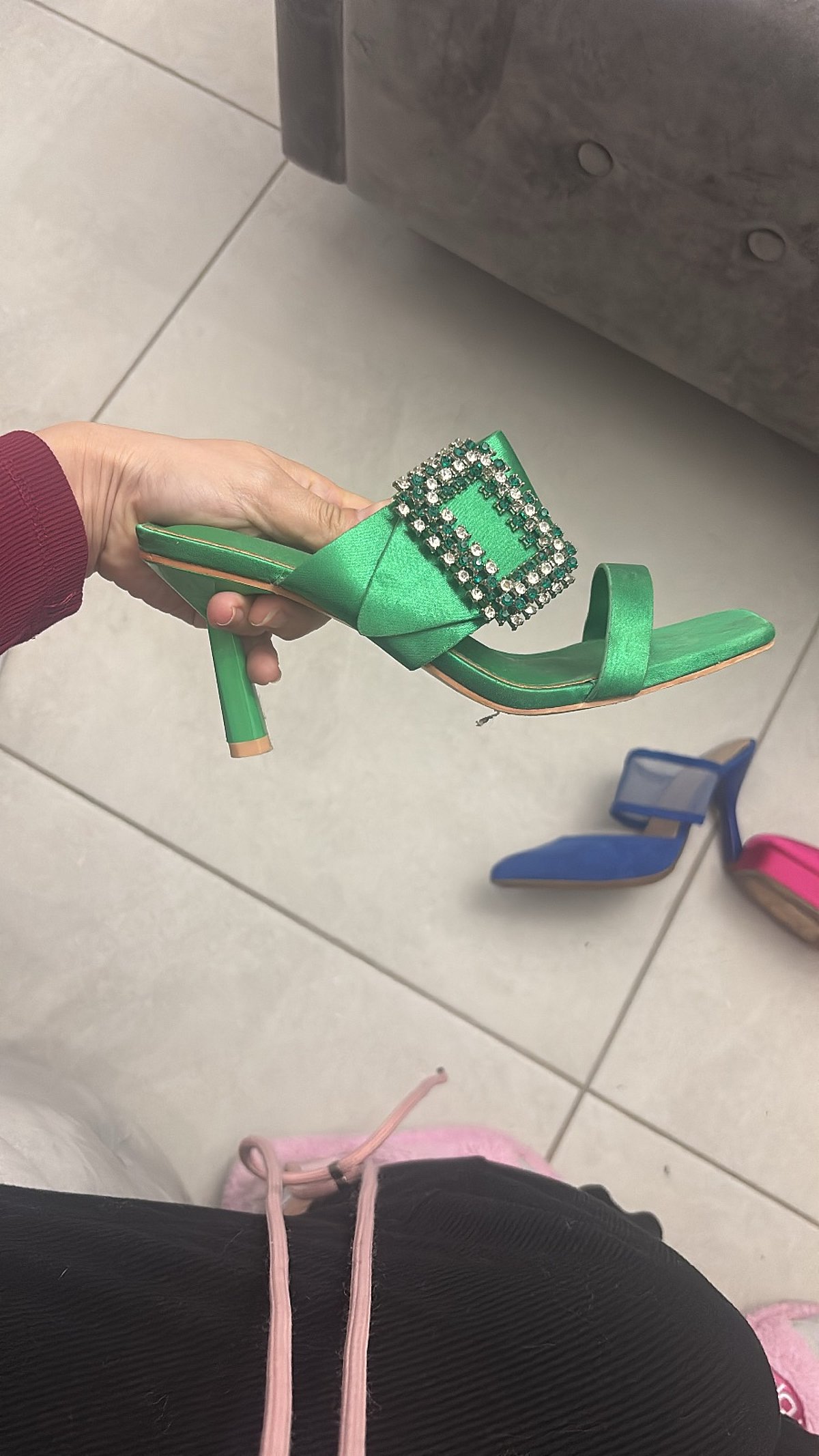 Zapatos de tacón tipo mule de satén verde con pedrería - photo 2