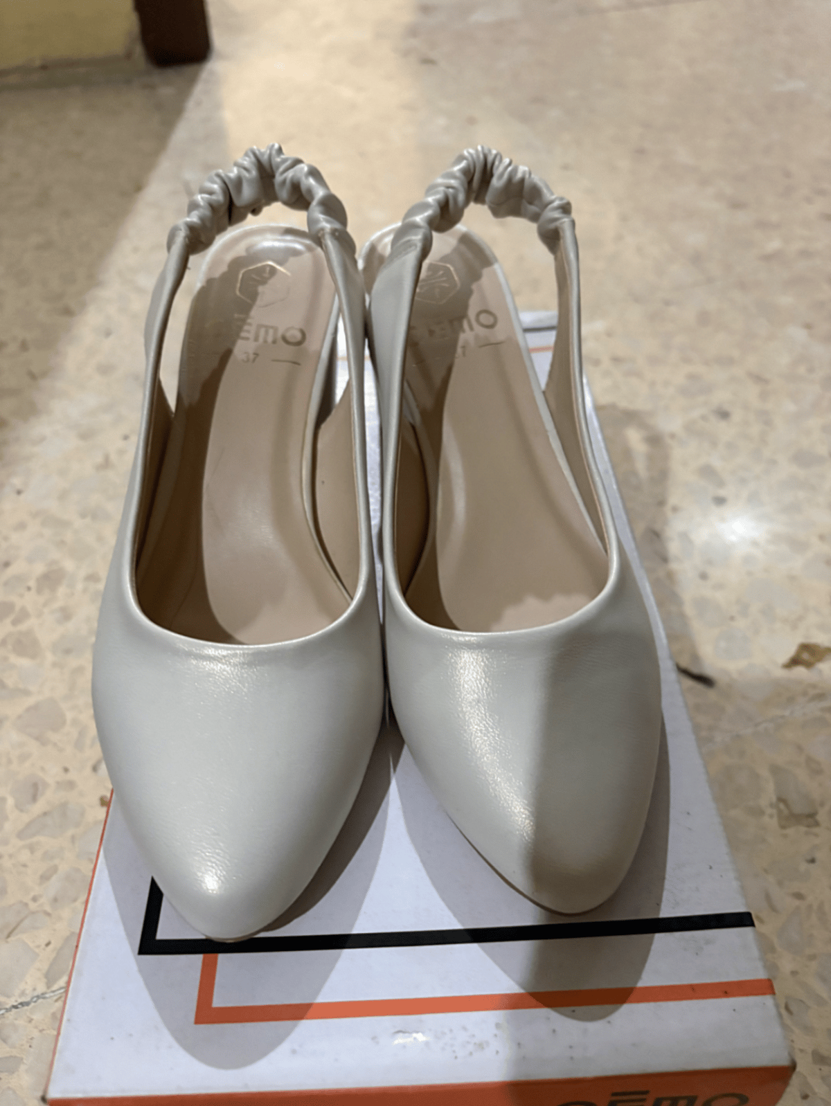 Scarpe con tacco e cinturino posteriore color crema - photo 2