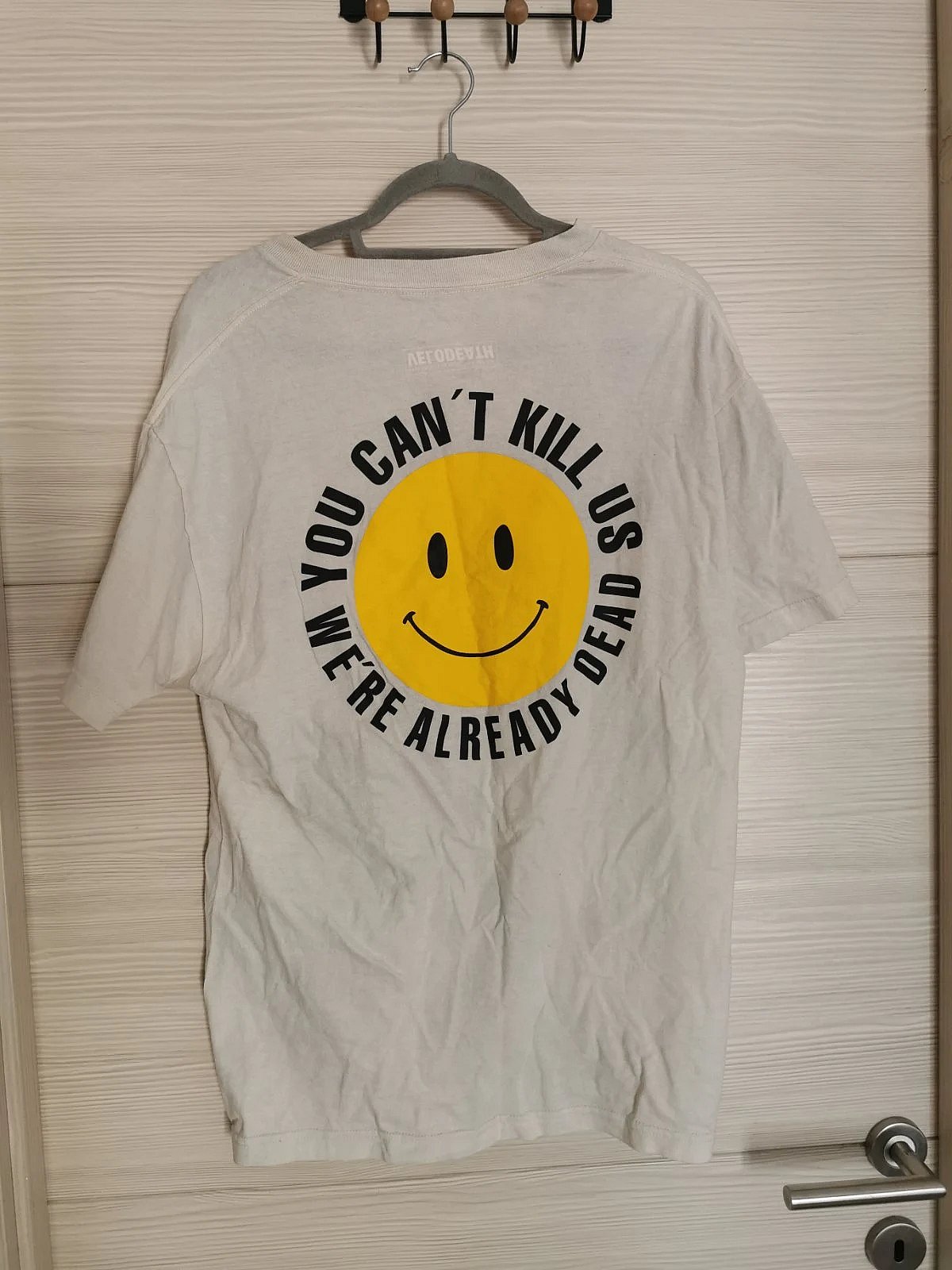 T-Shirt b'Wiċċ Tbissim Grafiku - photo 2