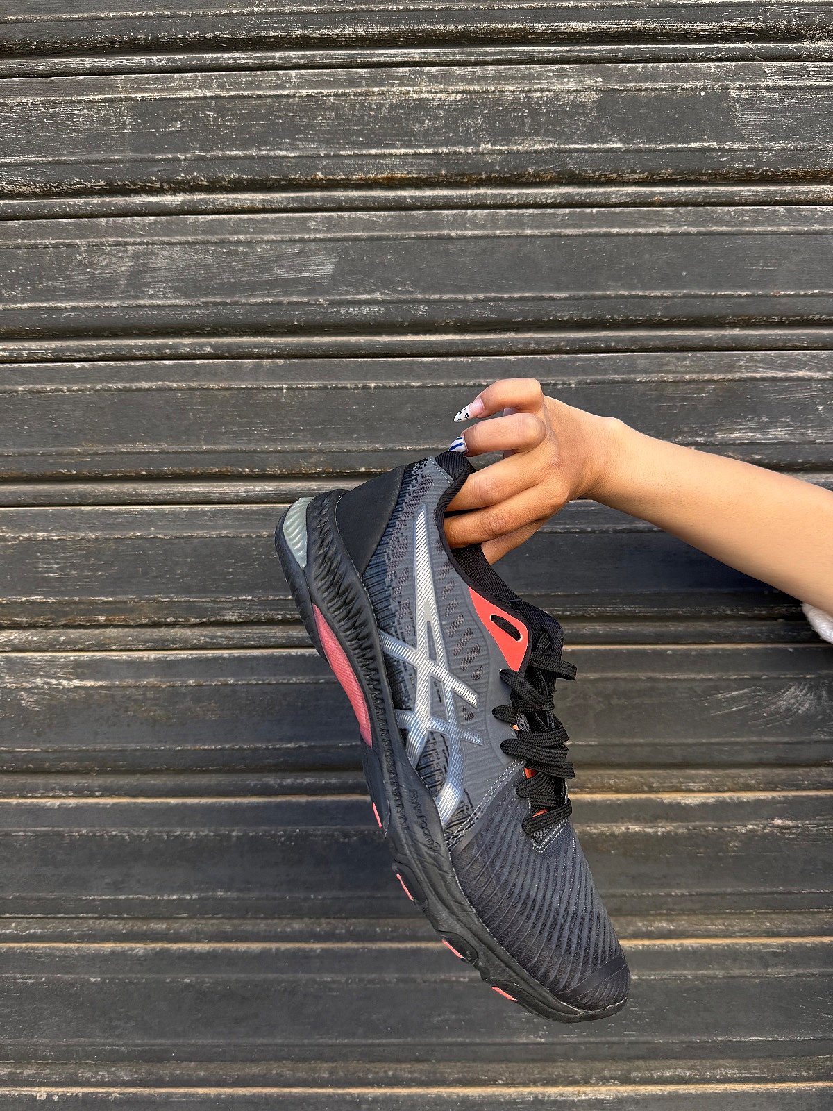 Ténis ASICS Netball em preto e coral - photo 2