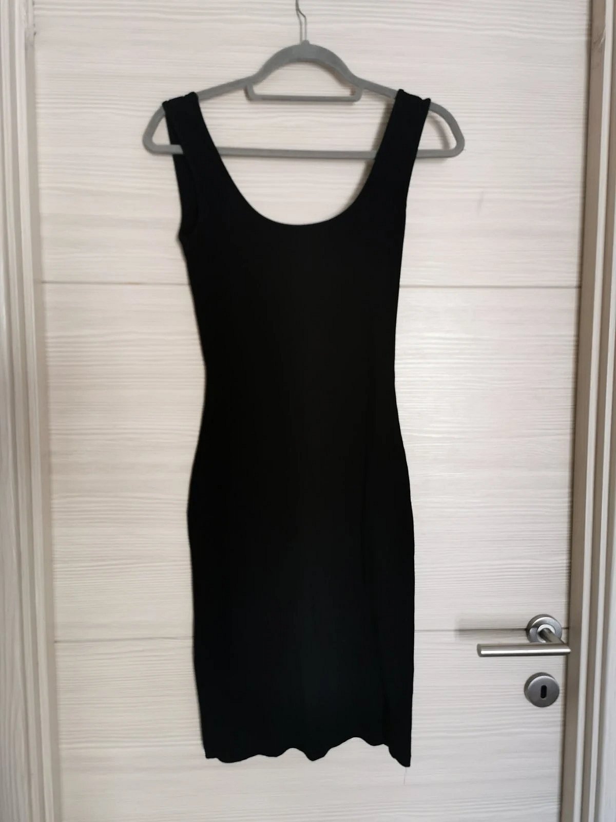 Vestido preto com decote redondo e canelado - photo 3