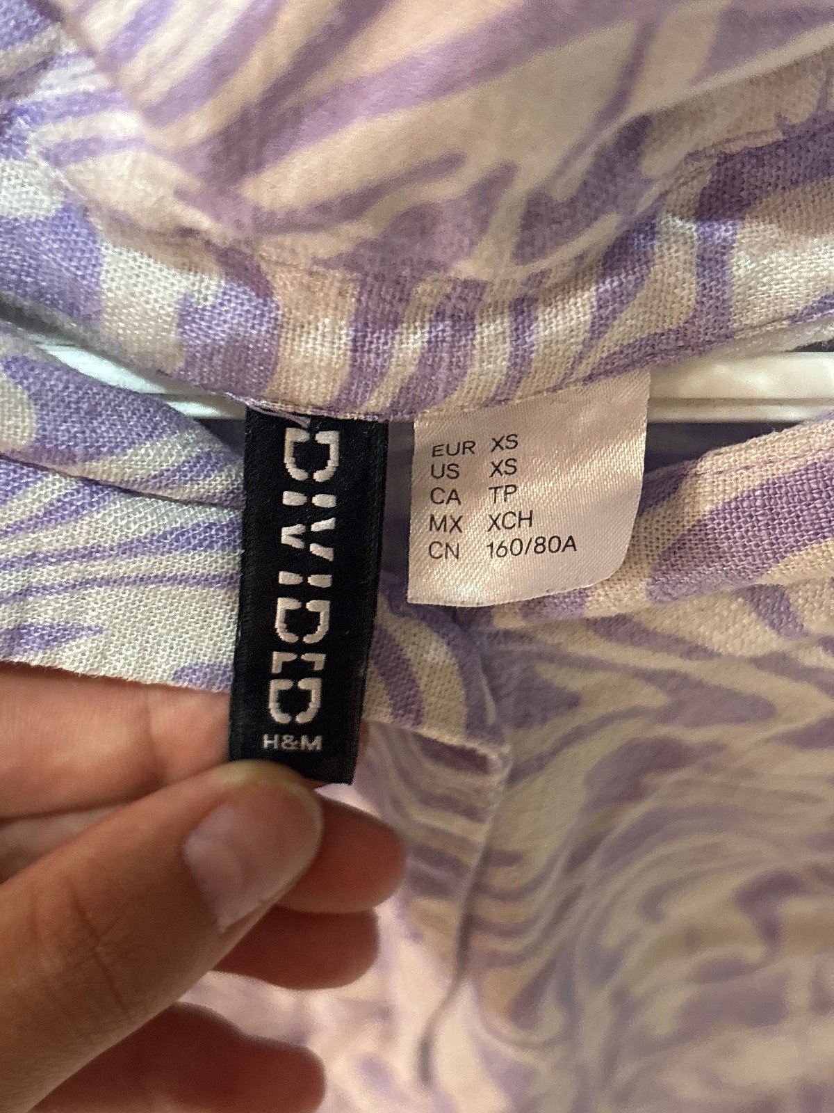 Camiseta corta con estampado de remolinos morados - photo 2