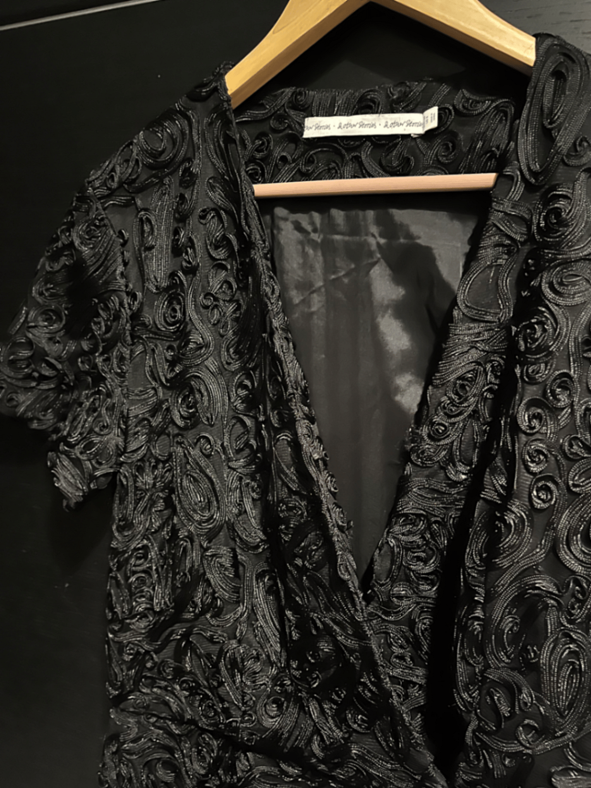 Vestido preto de manga curta com textura - photo 5