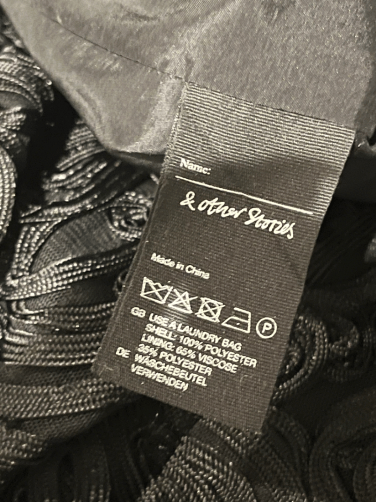 Vestido preto de manga curta com textura - photo 2
