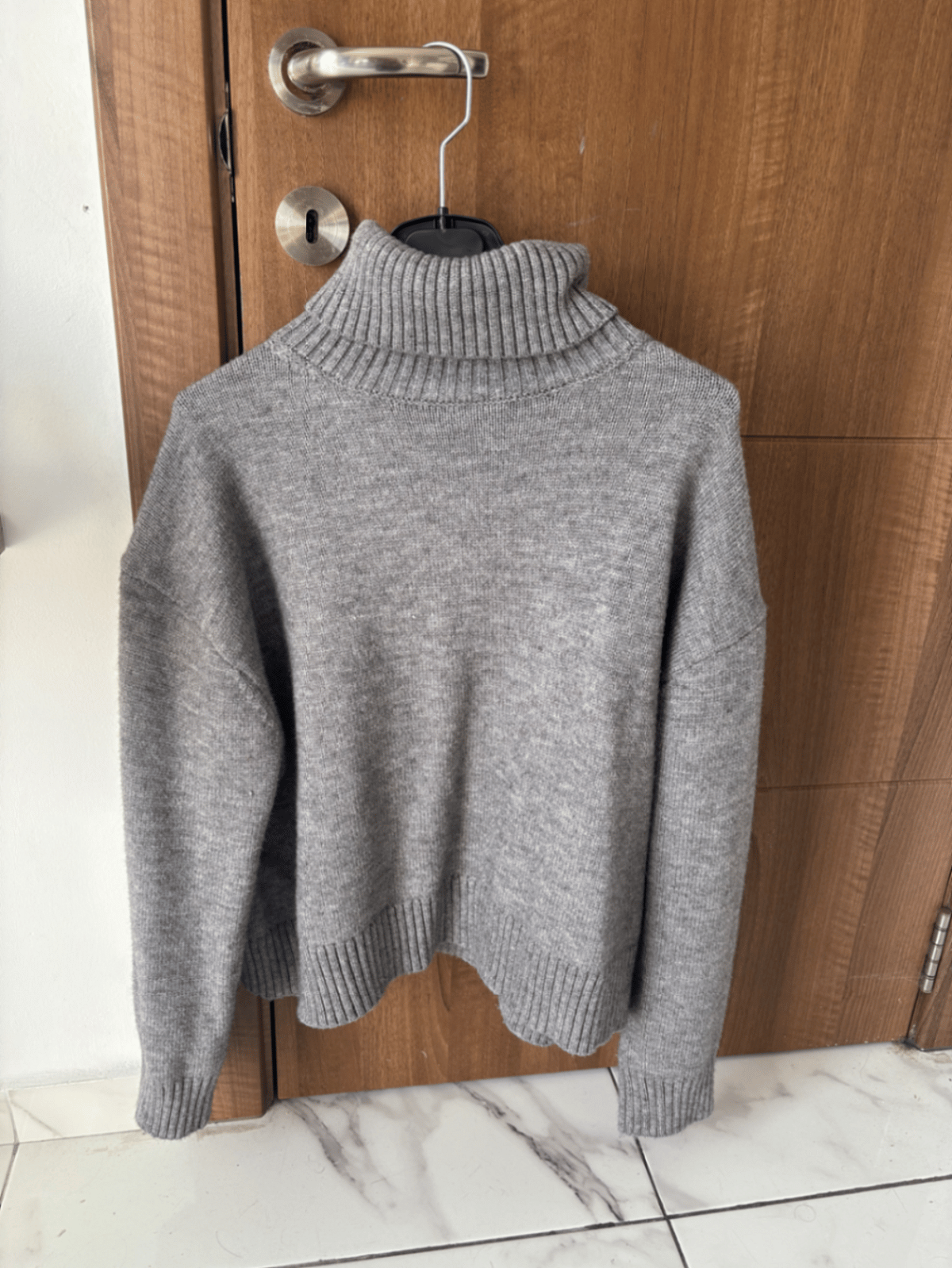 Sweater Griż b'Għonq Irrumblat bil-Labar - photo 2