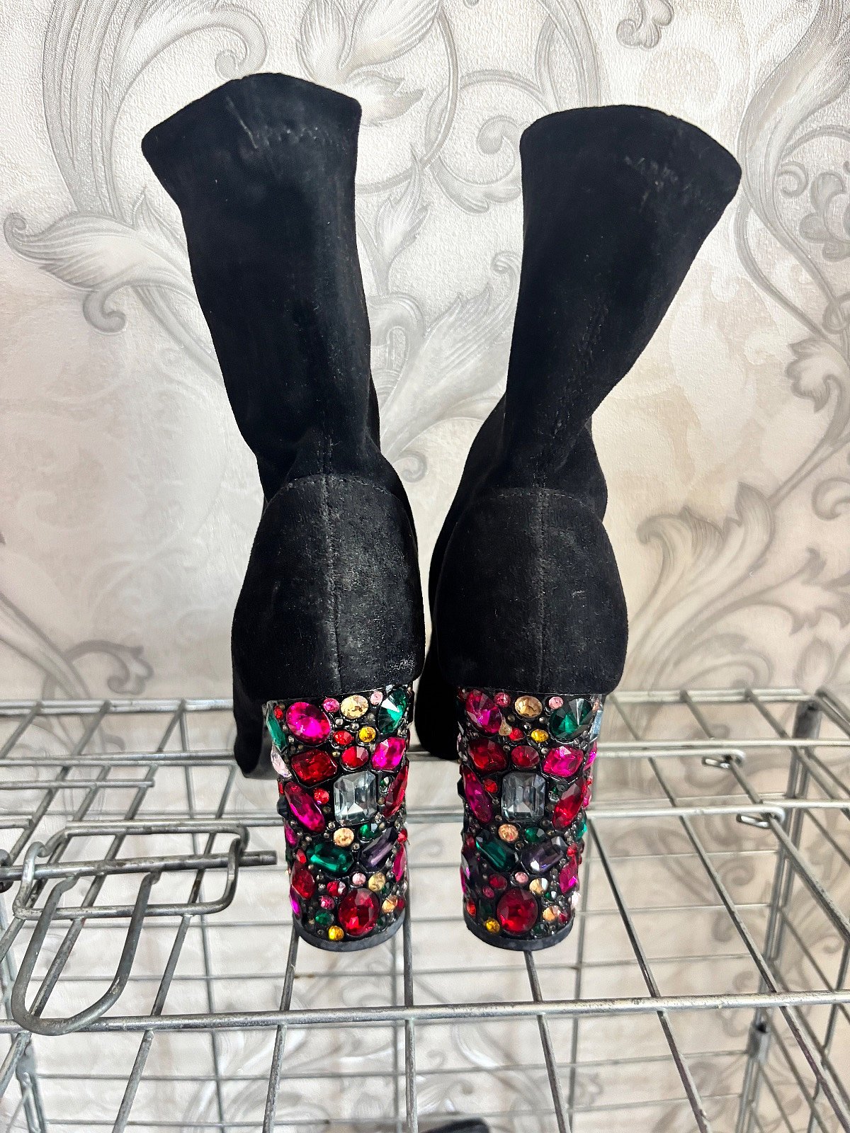 Botines negros con tacón adornado con pedrería - photo 2