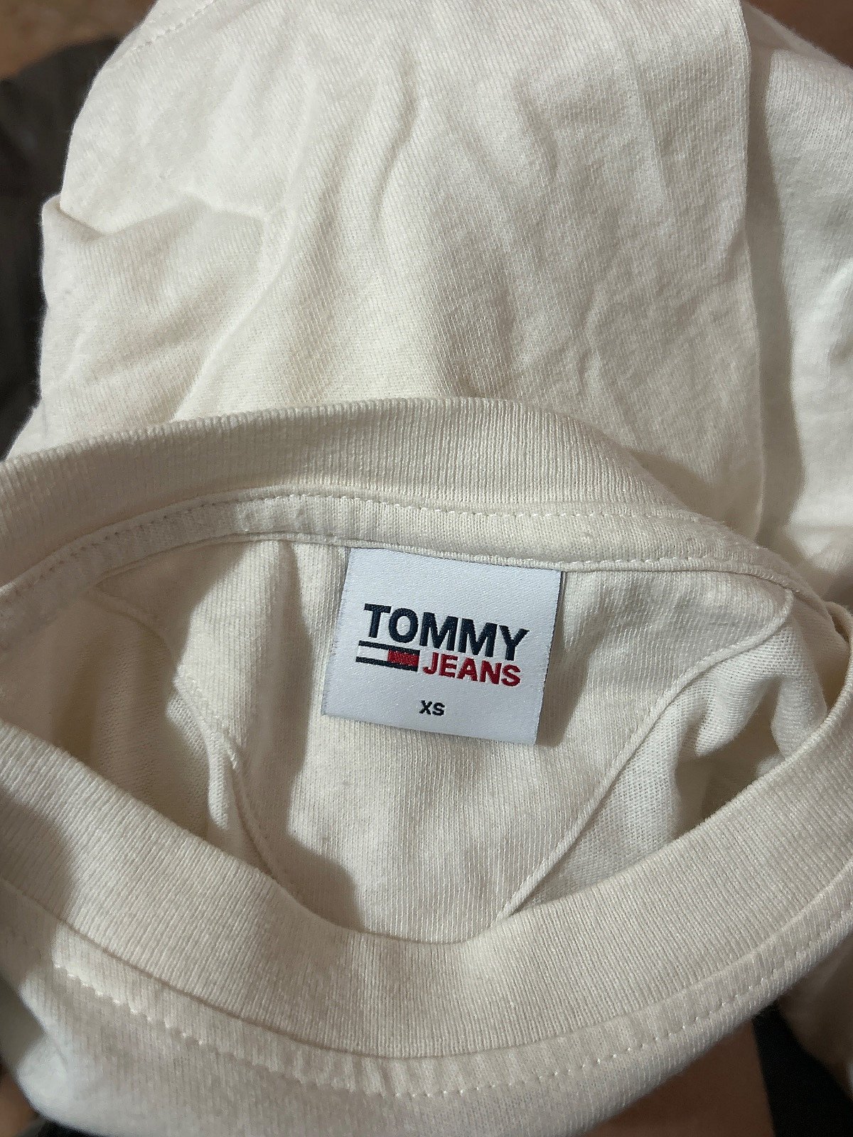T-shirt bil-logo abjad ta' Tommy Jeans - photo 3