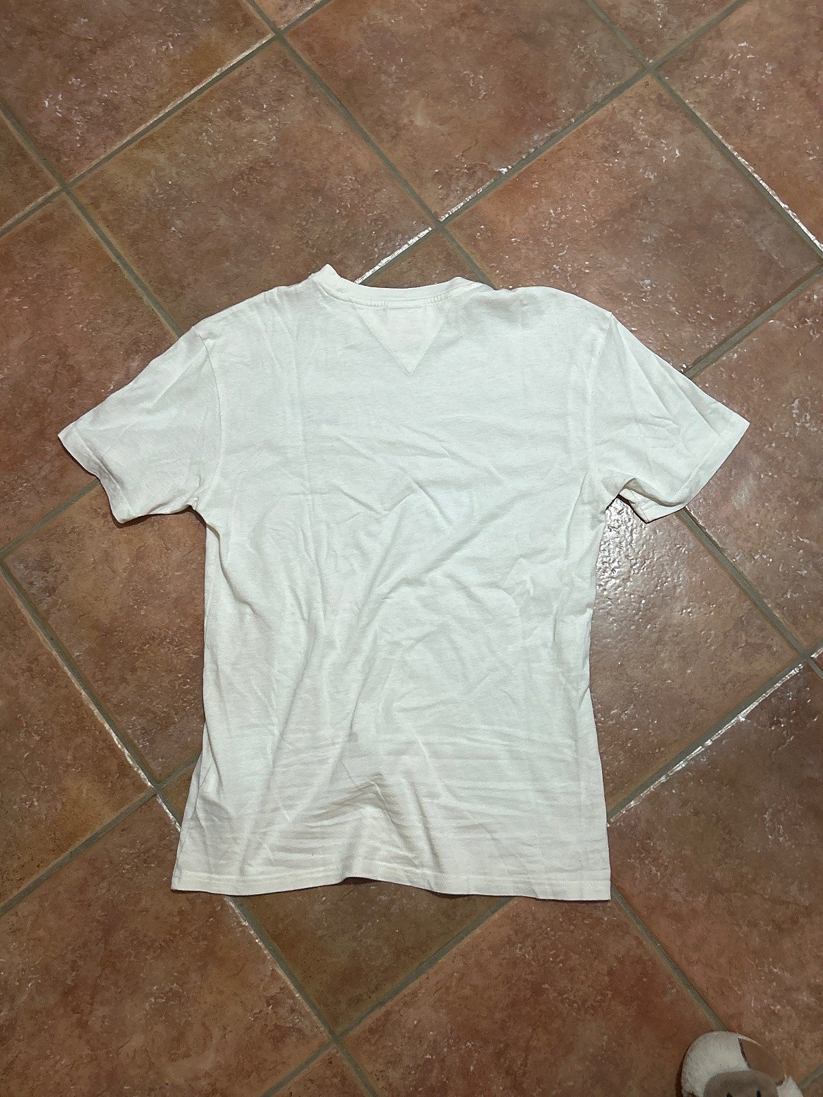 T-shirt bil-logo abjad ta' Tommy Jeans - photo 2