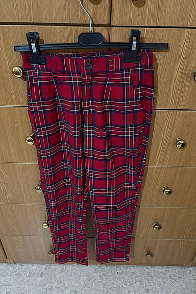 Pantalones de tartán a cuadros rojos — pre-loved on Thrifted.mt