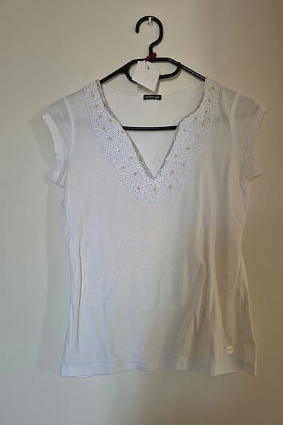 Maglietta bianca con scollo a V e perline by Playlife — pre-loved on Thrifted.mt