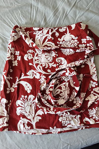 Gonna a portafoglio con motivo floreale rosso Calliope by Calliope — pre-loved on Thrifted.mt