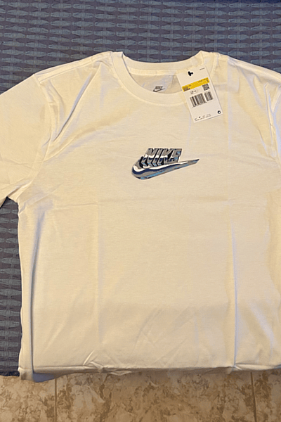 Maglietta Nike con logo grafico by Nike — pre-loved on Thrifted.mt