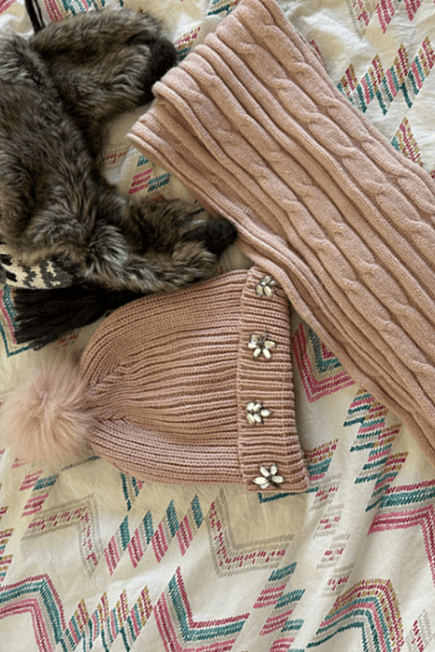 Cappelli e sciarpe invernali accoglienti by And mangoSfera — pre-loved on Thrifted.mt