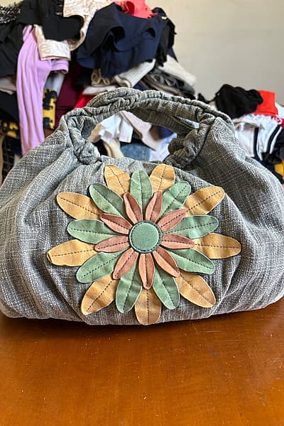 Borsa a mano in lino grigio con un fiore — pre-loved on Thrifted.mt