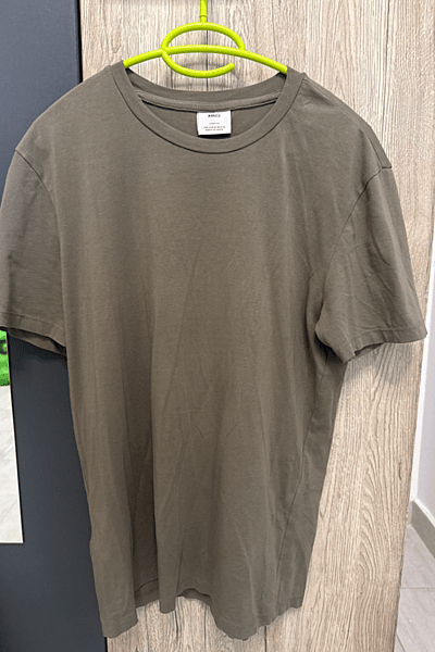 Mango T-shirt da uomo color kaki by MNG — pre-loved on Thrifted.mt