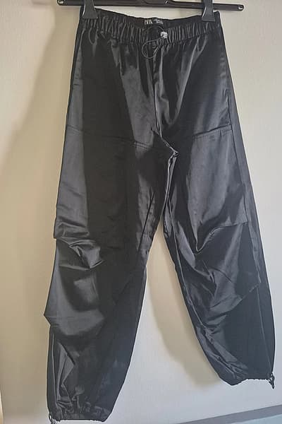 Pantaloni larghi neri Zara, taglia XS/S by Zara — pre-loved on Thrifted.mt