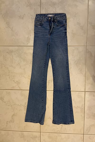 Jeans a zampa blu di Zara by Zara — pre-loved on Thrifted.mt
