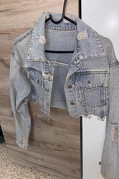 Giacca in denim corta con lavaggio chiaro — pre-loved on Thrifted.mt