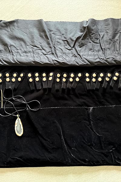 Organizador de collares — pre-loved on Thrifted.mt